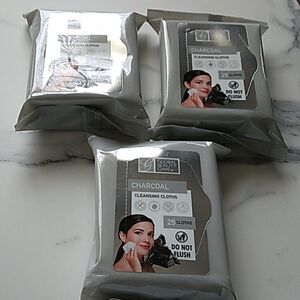 Global Beauty × 1 Charoal Wipes